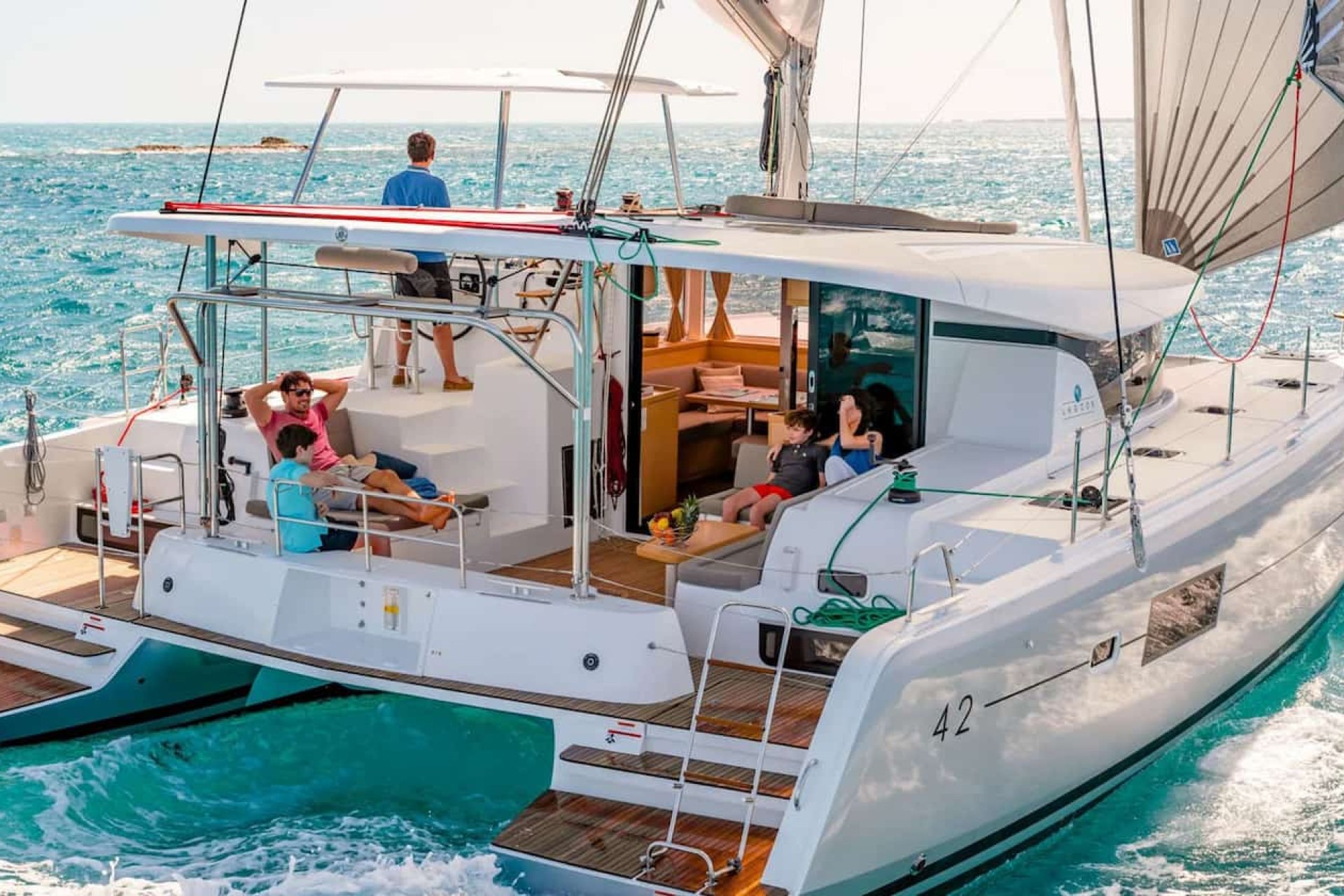 Tekne Tatili - Mavilikleri Katamaran Tekne ile Keşfedin